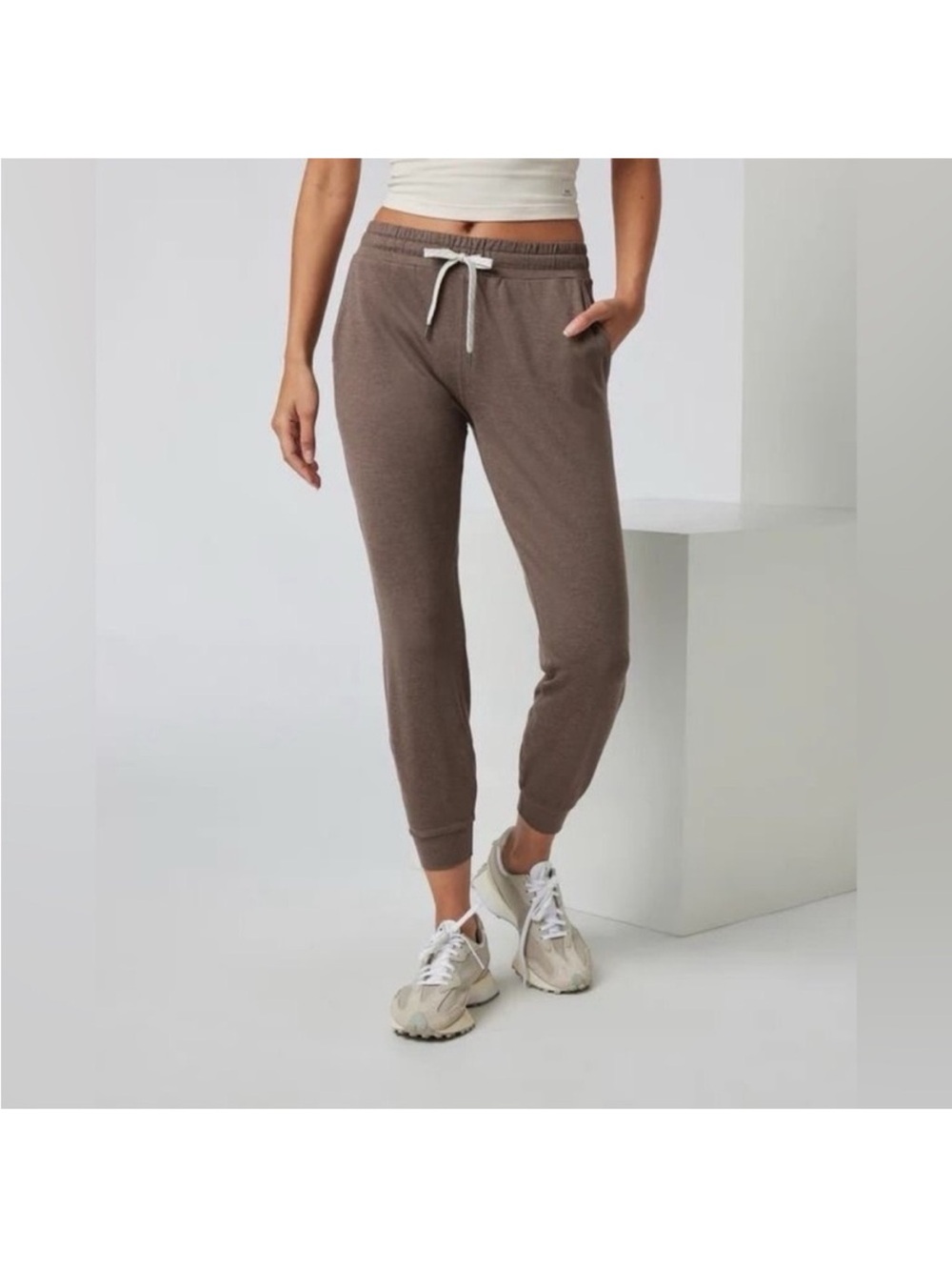 Vuori Performance Jogger Relaxed Fit Pant DreamKnit Pockets Heather Pink M NEW